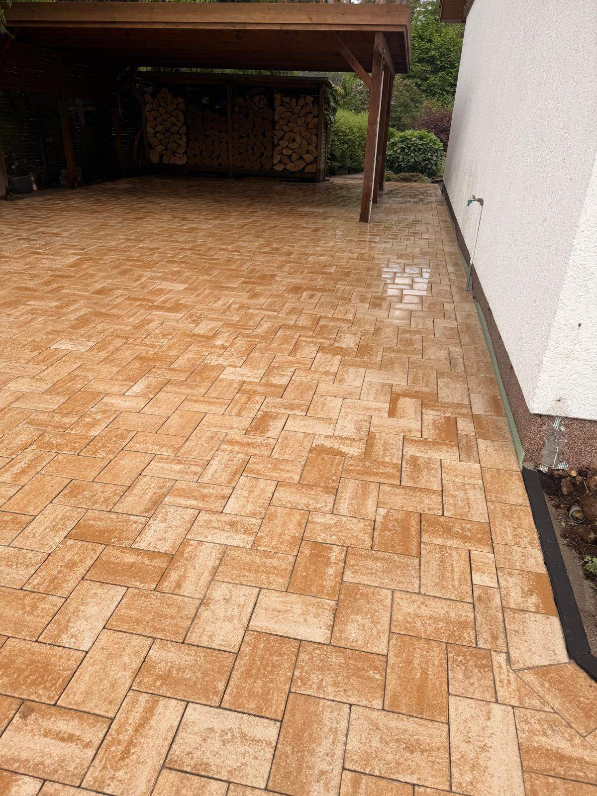 Gepflasterte Fläche unter Überdachung / Carport – Galabau Groß Kreutz
