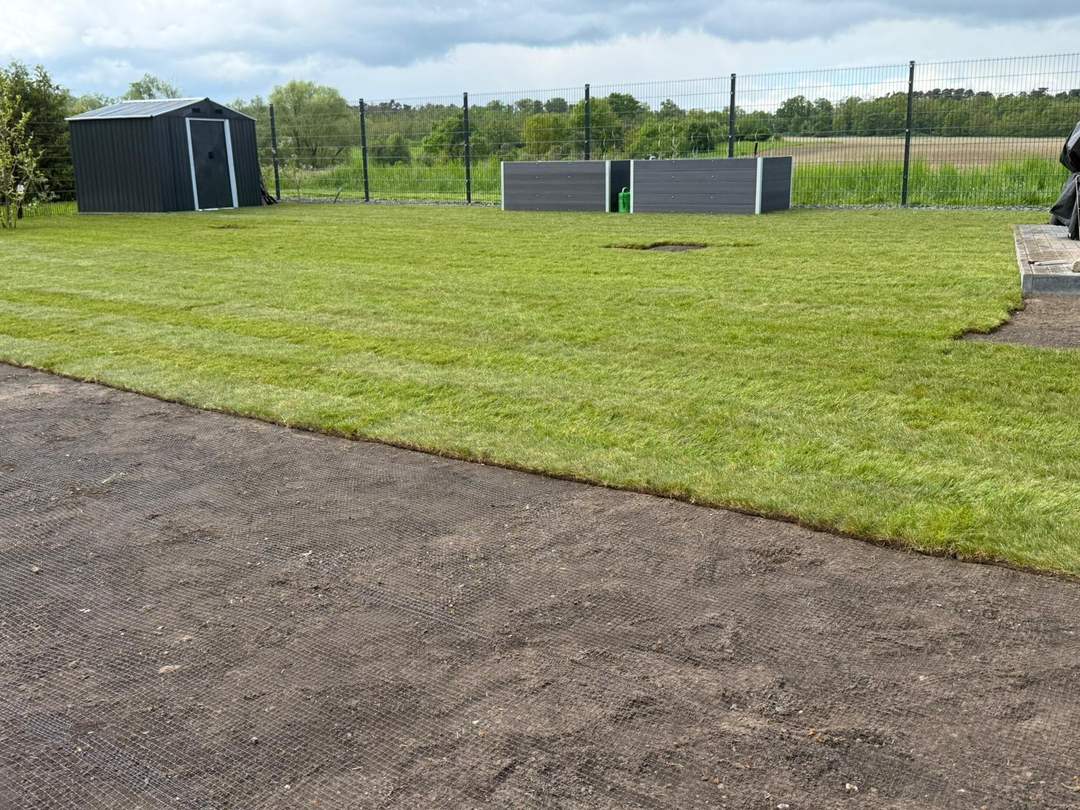 Sichtschutzzaun an Gartenfläche
