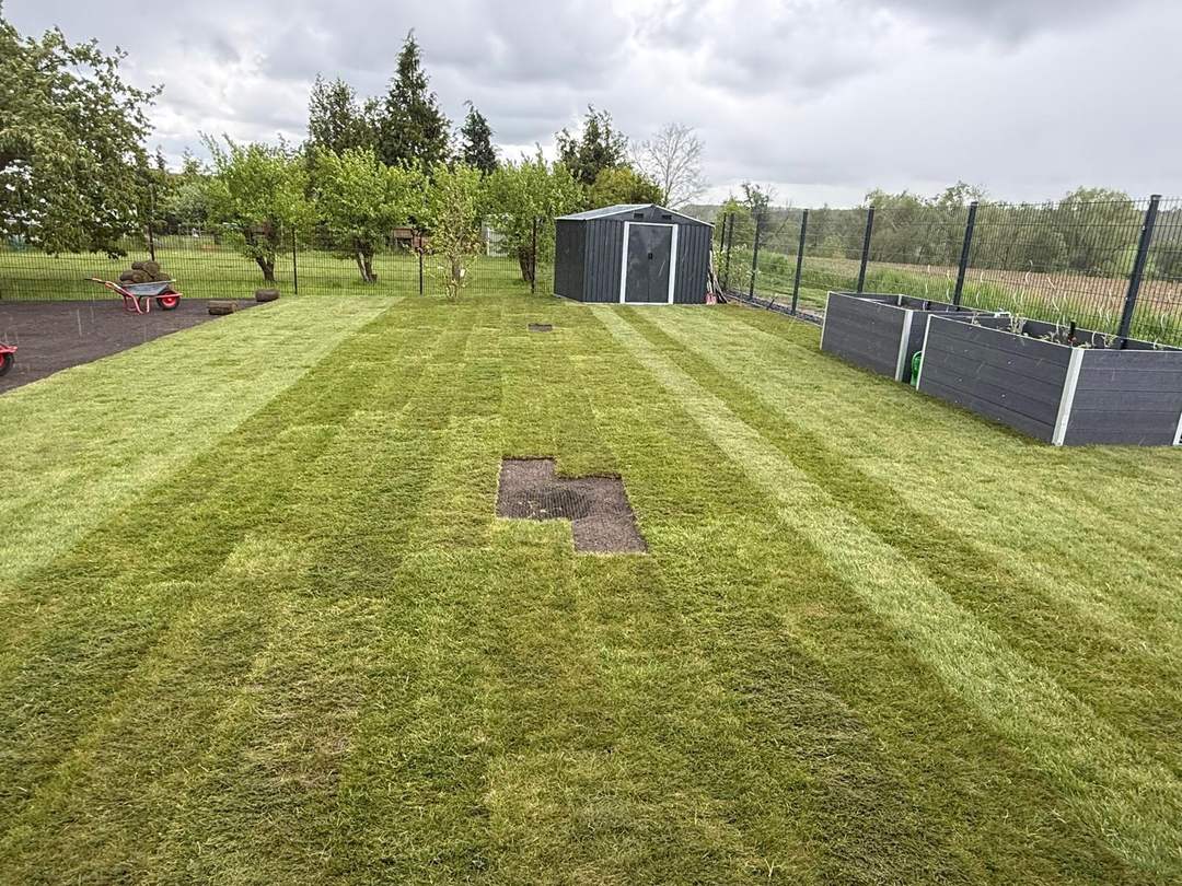 Eingezäunter Garten mit Rasen