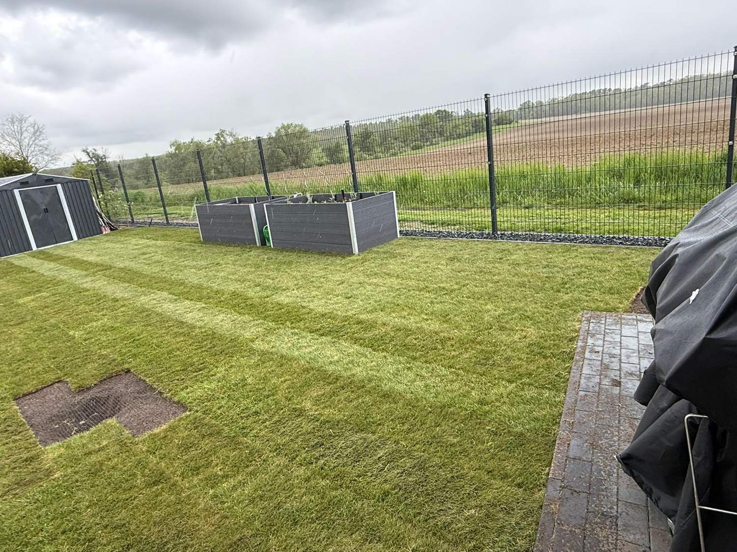 Gartenfläche mit modernem Sichtschutz-Zaun – Galabau Groß Kreutz